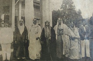 Syekh Abdul Aziz,  keempat dari kiri, diapit oleh Sayyid Abdul Wahid Jaelany Al-Alawi editor Arabic Weekly Al Huda Singapore (kiri) dan Sayyid Ibrahim Assegaff, tokoh dan pengusaha (kanan). Syekh Abdul Aziz disambut di kediaman Sayyid Ibrahim di Singapura.